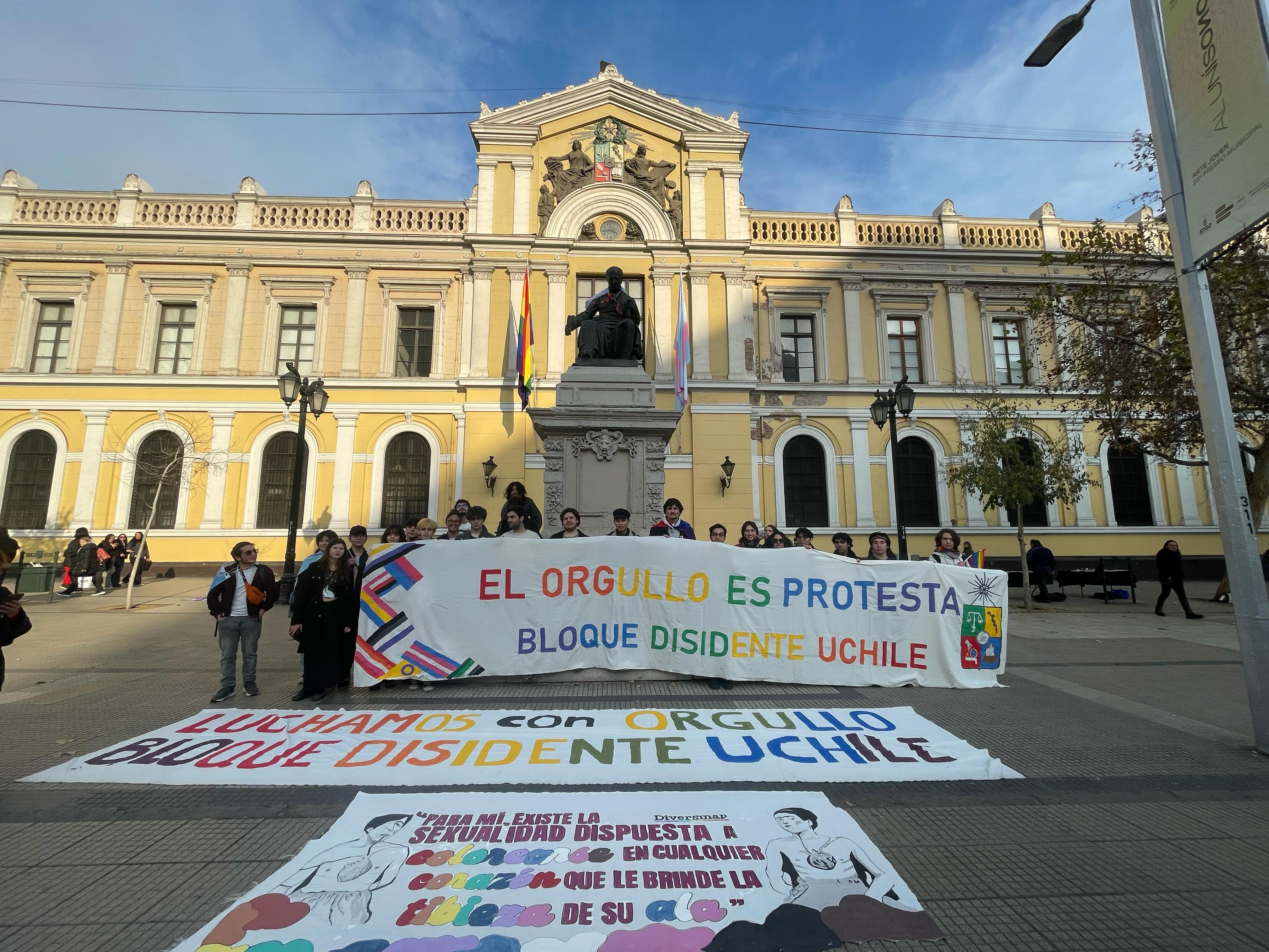 Fotografía del bloque UCHILE en el prode 2025 frente a la estatua de Andrés Bello en la casa central de la UCHILE